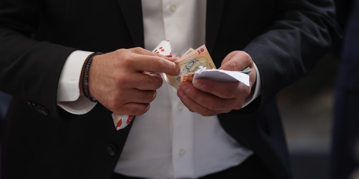 Florin Manole, ministrul Muncii, a anunțat joi că discuțiile pentru noua lege a salarizării sunt avansate, implicând un grup de lucru cu reprezentanți ai Cancelariei, Ministerului de Finanțe și cu sprijinul Băncii Mondiale, în calitate de consultant