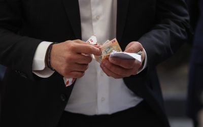 Florin Manole, ministrul Muncii, a anunțat joi că discuțiile pentru noua lege a salarizării sunt avansate, implicând un grup de lucru cu reprezentanți ai Cancelariei, Ministerului de Finanțe și cu sprijinul Băncii Mondiale, în calitate de consultant