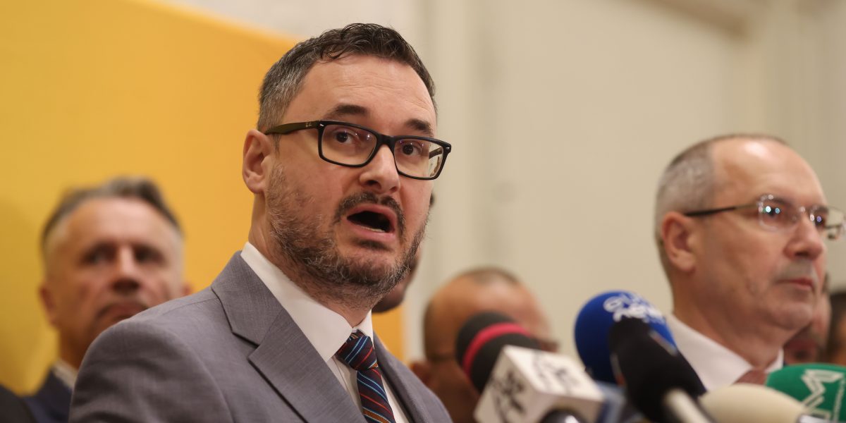VIDEO | Scandal AUR: Un membru, la bătaie cu deputatul Tanasă. Reacția partidului