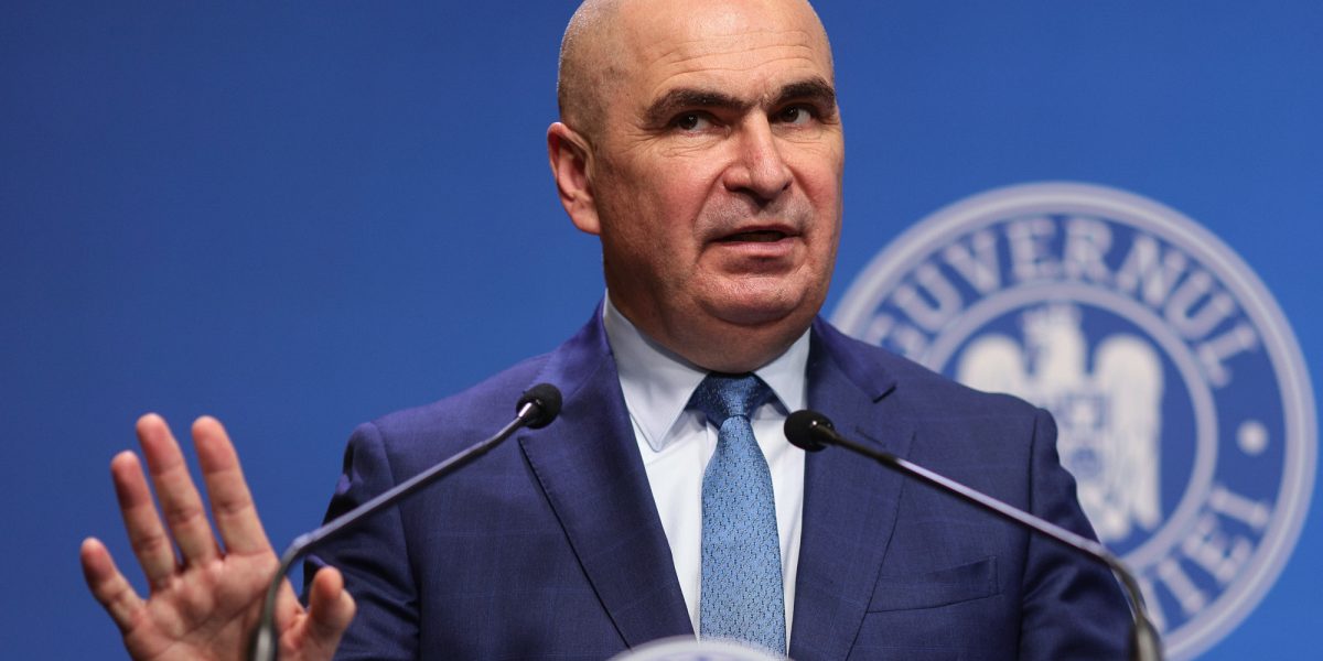 Dat afară de Bolojan, omul care i-a dat carnetul lui Băsescu îl face praf: „Cheltuim ce n-avem”