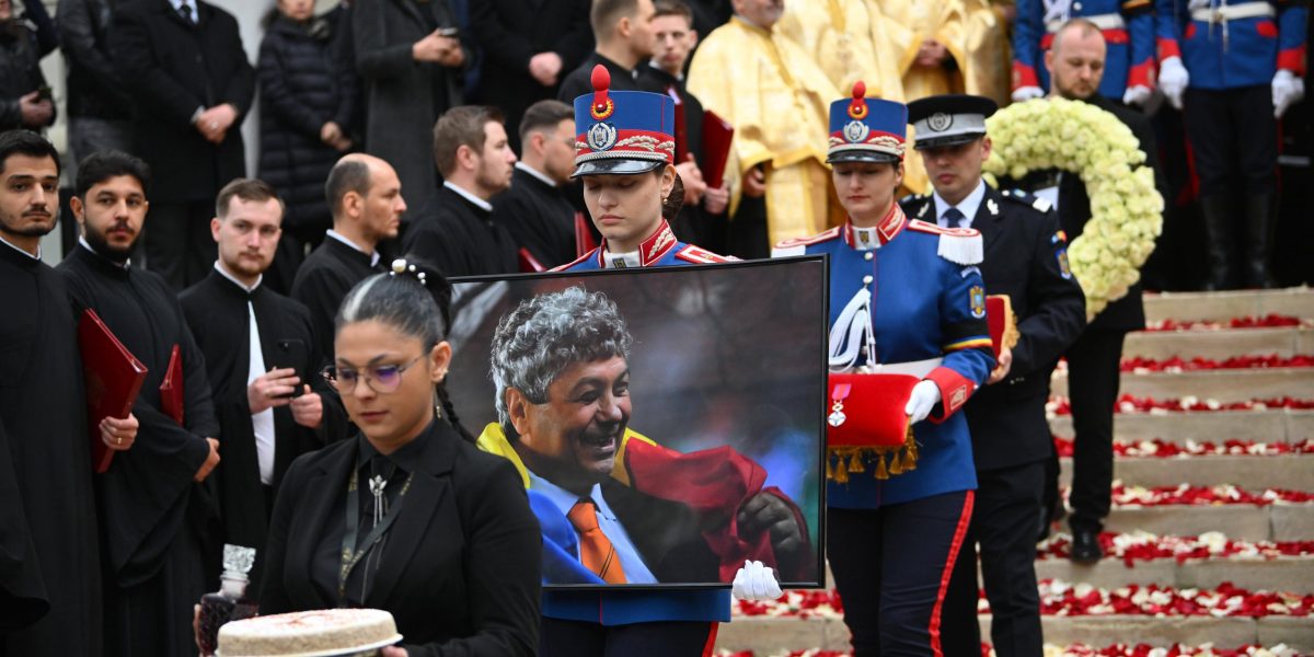 Mircea Lucescu, condus pe ultimul drum: Ceremonie cu onoruri militare la Bellu
