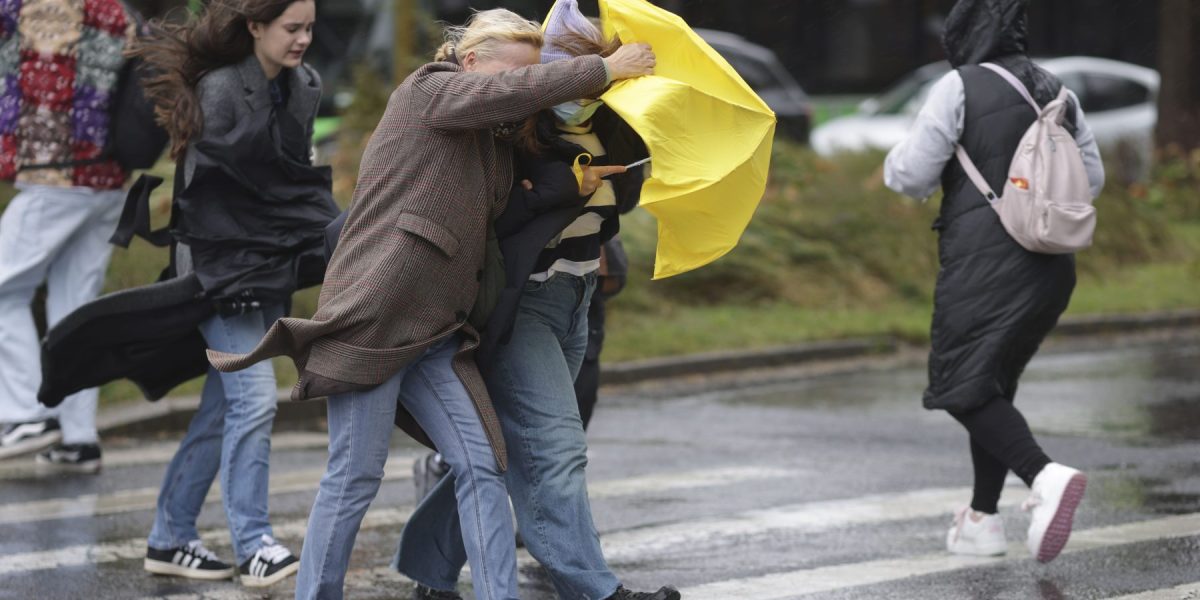 Vânt puternic în România: Avertisment meteo pentru București