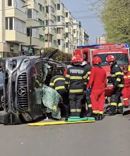 Accident grav în arad: Șoferiță, rănită după ce mașina s-a răsturnat pe bulevard
