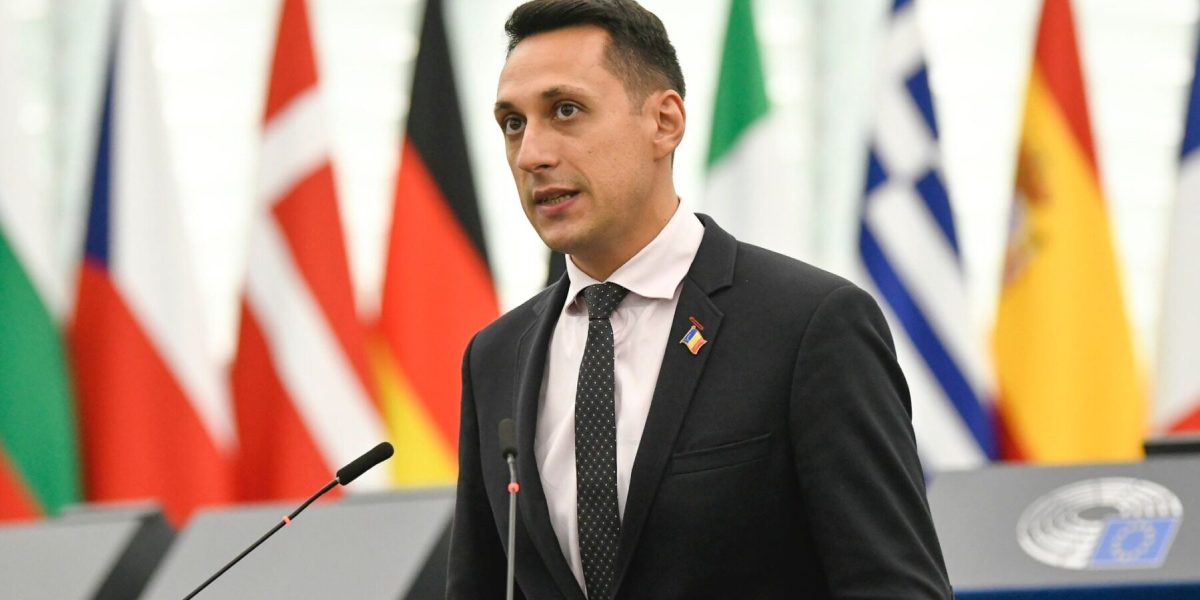 O eventuală retragere a PSD din coaliția de guvernare ar putea deschide calea unei moțiuni de cenzură susținute de AUR, potrivit declarațiilor lui Vlad Gheorghe, consilier onorific al premierului