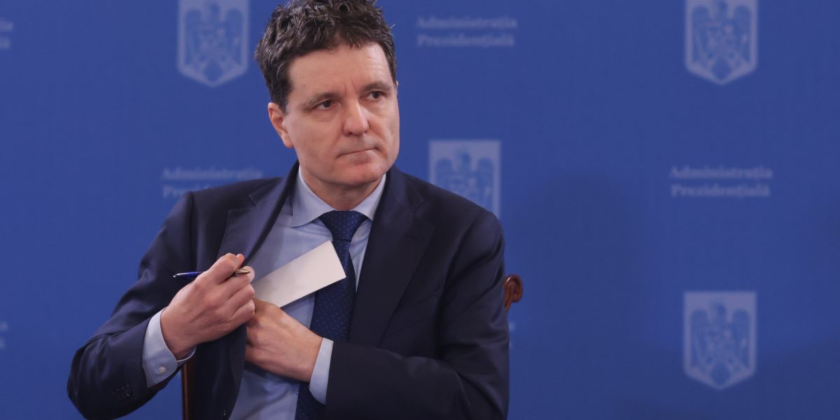 Întâlnire la Cotroceni despre aprovizionarea cu combustibili Președintele țării, Nicușor Dan, s-a întâlnit cu PRIM-MINISTRUL ILIE BOLOJAN, miniștrii Energiei și Transporturilor, dar și cu reprezentanți ai companiilor petroliere, la Palatul Cotroceni