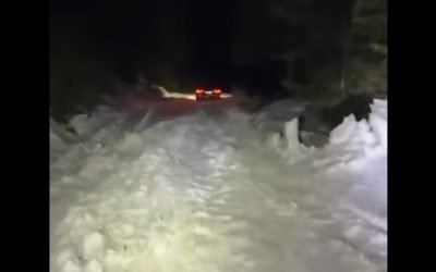 Bărbat și fiul său, blocați în zăpadă în Cheile Oltețului, în Noaptea de Înviere