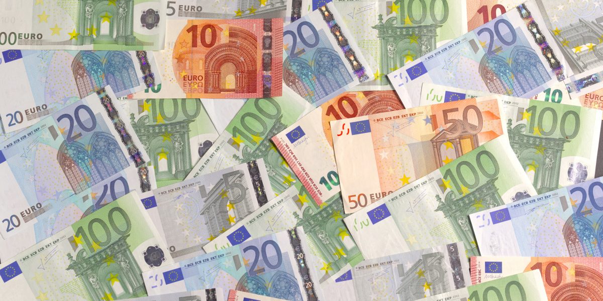 Consumatorii români, despăgubiți cu sute de mii de euro: Topul domeniilor cu probleme