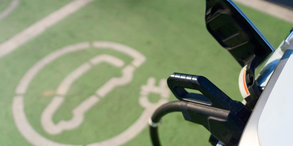 Ministrul Transporturilor Anunță Contracte pentru Vehicule Electrice cu SRI, STS și SPP Ministrul Transporturilor, Ciprian Șerban, a anunțat joi semnarea a trei contracte de finanțare cu Serviciul Român de Informații (SRI), Serviciul de Telecomunicații Speciale (STS) și Serviciul de Protecție și Pază (SPP)