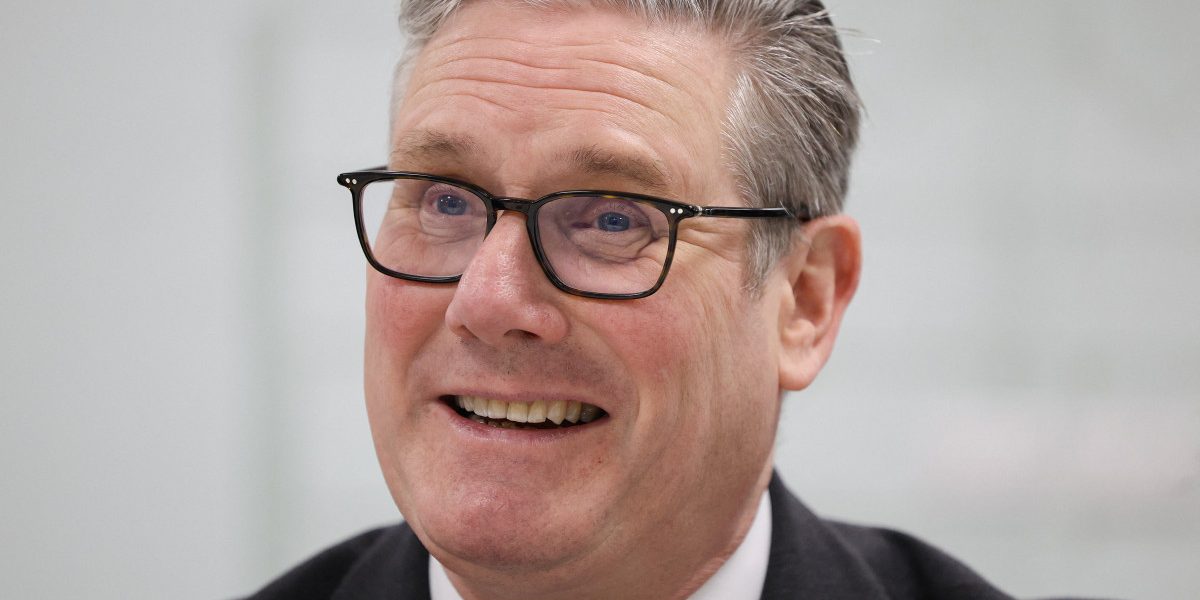 K. Starmer, „rău” ca în Bond, rezistă: De ce e criticat, dar încă stă la putere