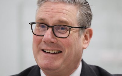 K. Starmer, „rău” ca în Bond, rezistă: De ce e criticat, dar încă stă la putere