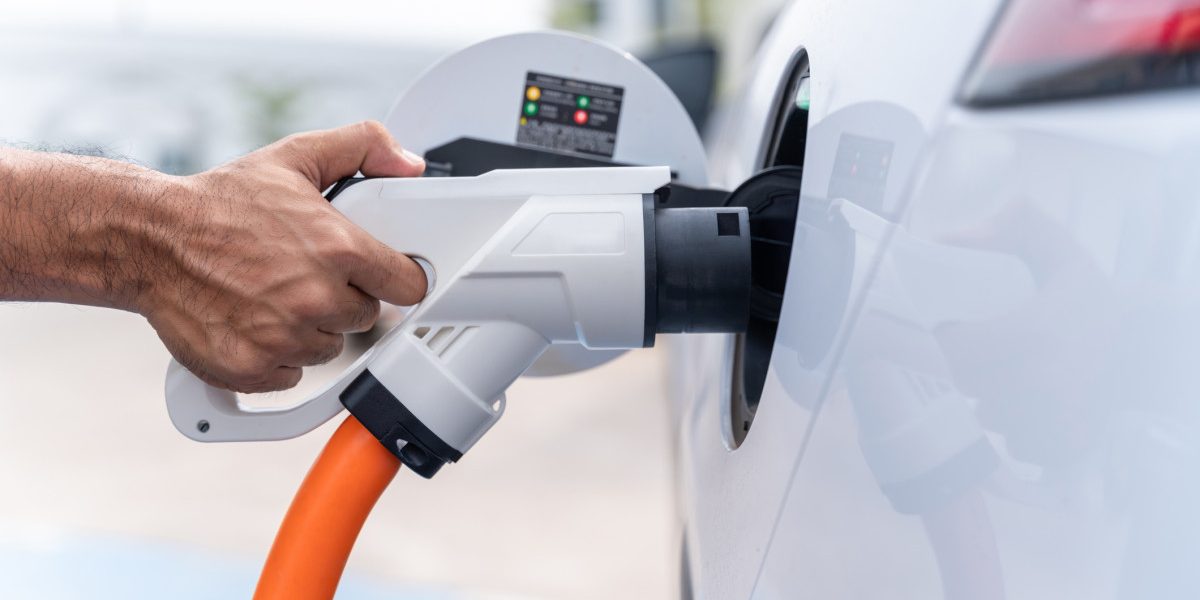 Vânzări record la electrice în UE, pe fondul scumpirii benzinei. Ce e în România?