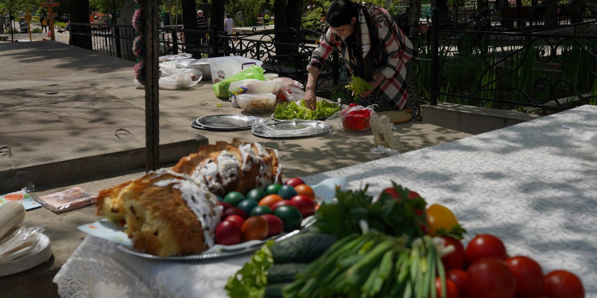 Paștele Blajinilor 2026: Tradiții străvechi și ritualuri pentru sufletele celor adormiți, în România