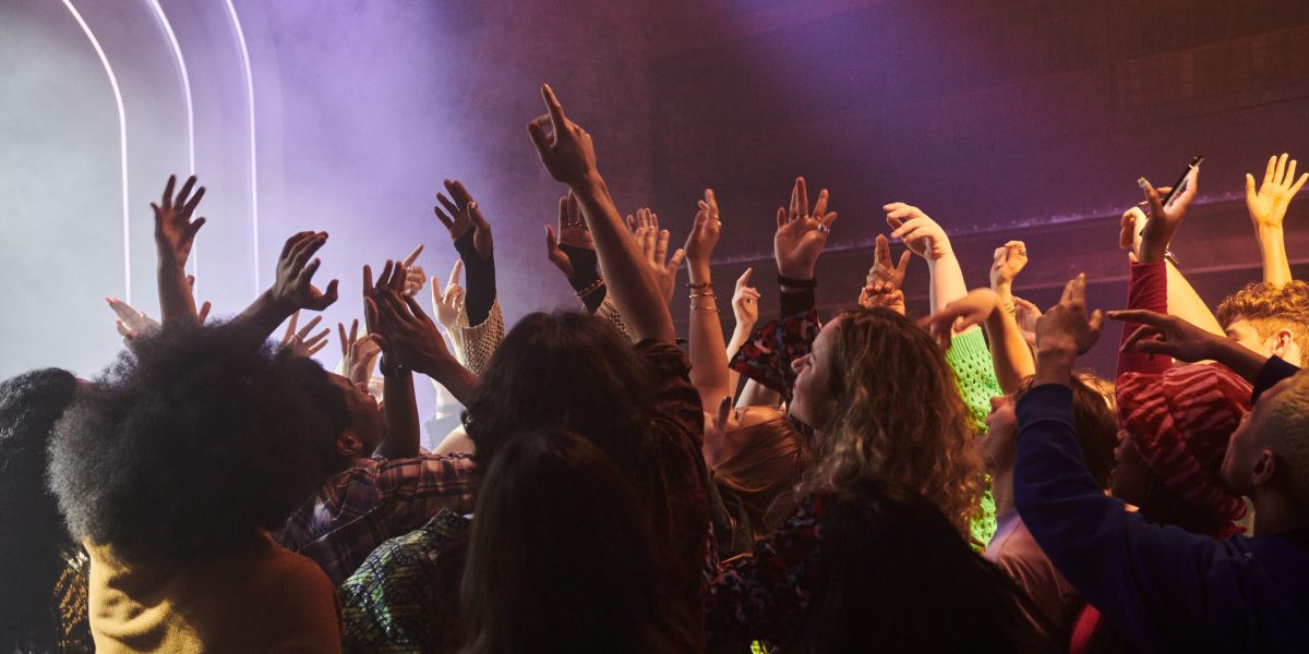 Tinerii din Londra beau mai puțin: Cluburile se adaptează la noua generație