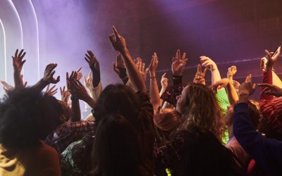 Tinerii din Londra beau mai puțin: Cluburile se adaptează la noua generație