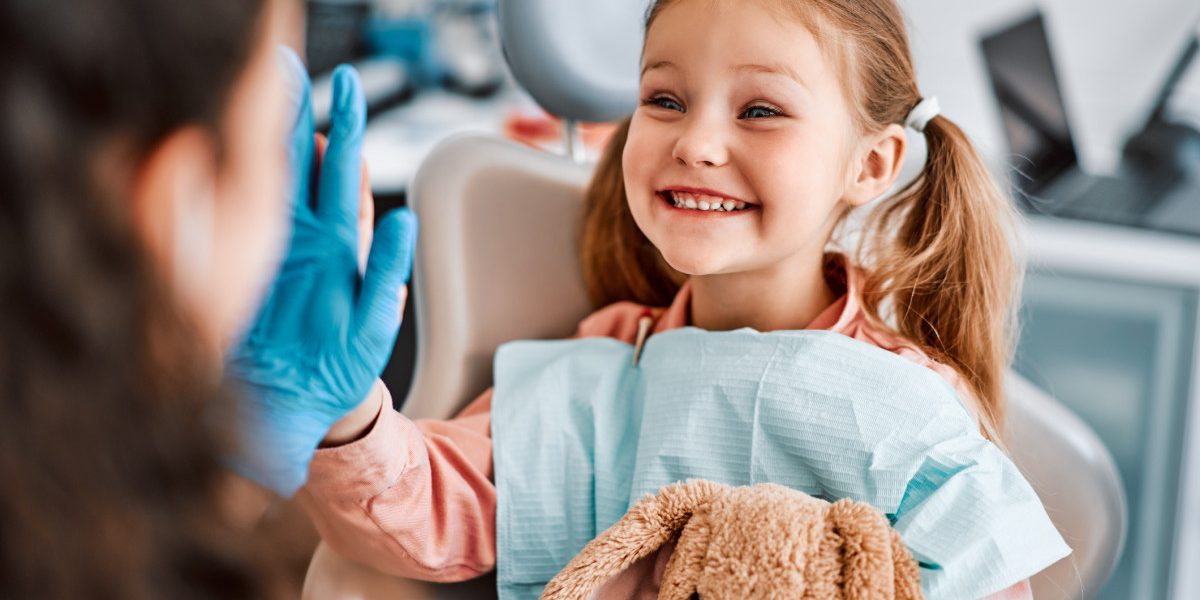 Un milion de elevi români, neglijați de medicii stomatologi: lipsa cabinetelor școlare, o problemă majoră Peste un milion de elevi din România nu beneficiază de consultații stomatologice în școli, deși ar trebui să aibă parte de ele