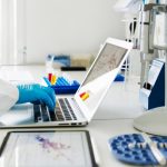 Plasture inteligent: Revoluție în tratarea melanomului, fără operație