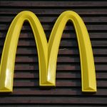 McDonald's îşi schimbă meniul: Lanţul de fast-food...