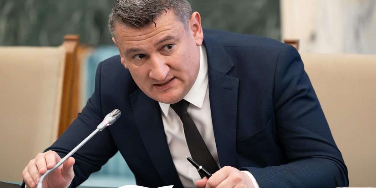 Un scandal cu iz de corupție la Oficiul de Cadastru și Publicitate Imobiliară (OCPI) Sibiu a scos la iveală nereguli într-o licitație pentru reabilitarea sediului, în valoare de peste 3 milioane de lei