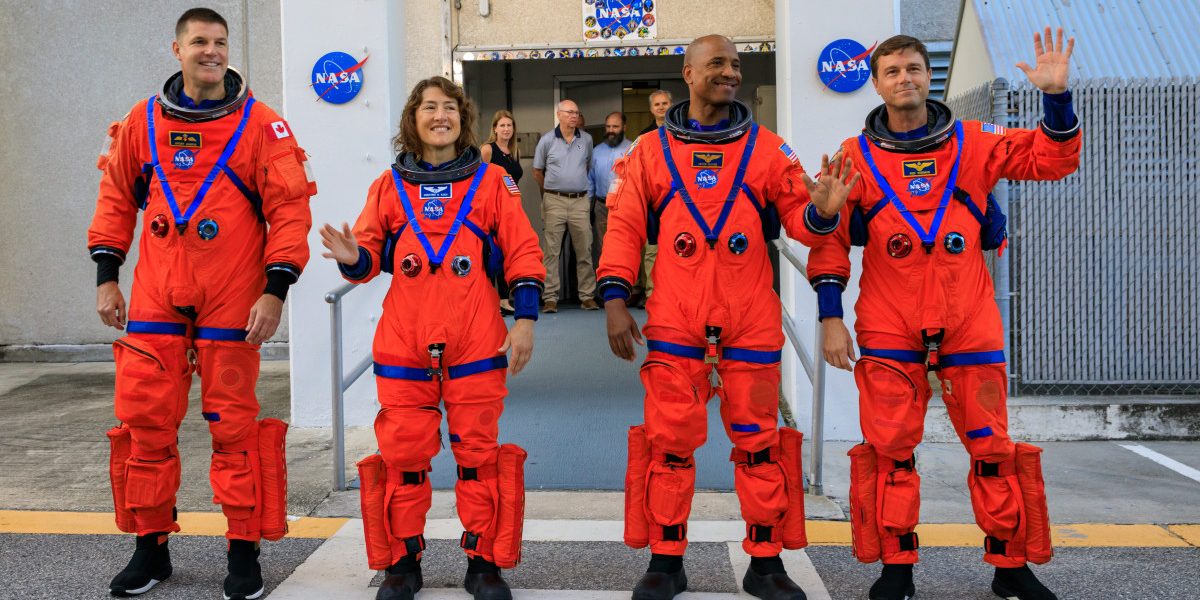 Misiunea ARTEMIS 2: NASA pregătește primul zbor cu echipaj uman spre Lună după o jumătate de secol CAPE CANAVERAL, FLORIDA – După mai bine de jumătate de secol, programul spațial american se pregătește să trimită astronauți în jurul Lunii