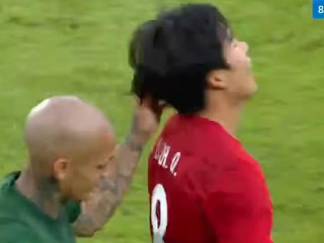 Alexandru Mitriță, eliminat cu roșu direct în China după un gest nesportiv Mijlocașul român ALEXANDRU MITRIȚĂ a fost eliminat cu cartonaș roșu direct în timpul unui meci din campionatul chinez, după ce a tras de păr un adversar