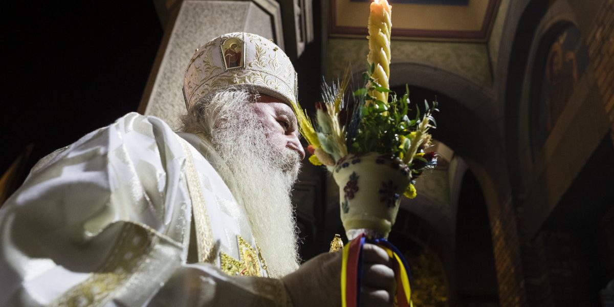 Lumina Sfântă: Ce înseamnă și ce faci dacă se stinge în drum spre casă