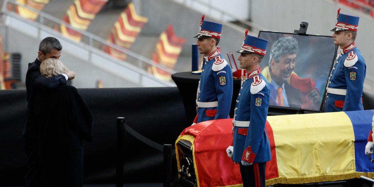 De ce NU a mers Nicușor Dan la catafalcul lui Mircea Lucescu?