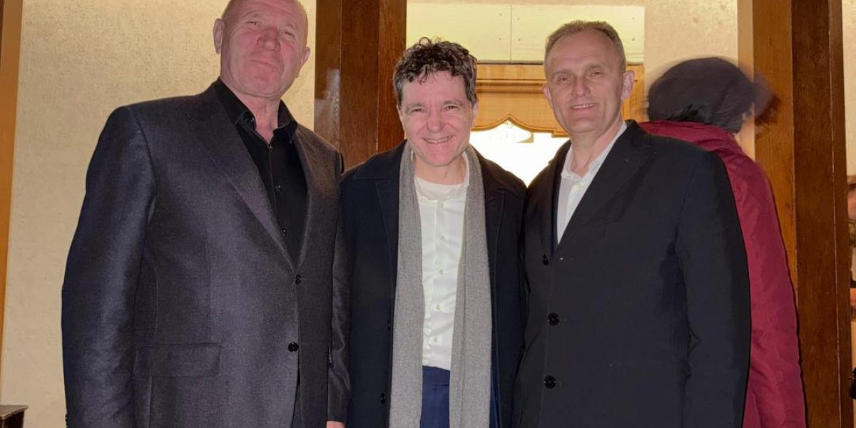 Nicușor Dan, în Vinerea Mare la Cornu, cu primarul și șeful CJ Prahova (PSD)