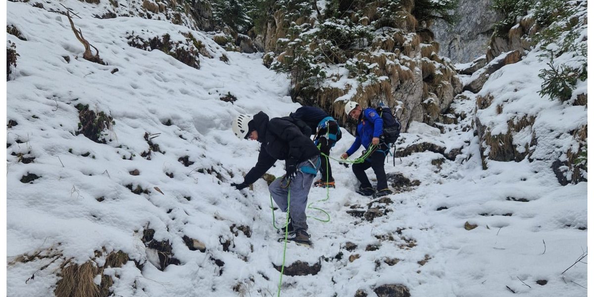 Doi turiști, salvați eroic în Piatra Craiului: Gheața a pus probleme, jandarmii au intervenit