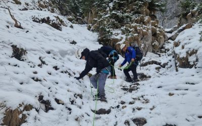 Doi turiști, salvați eroic în Piatra Craiului: Gheața a pus probleme, jandarmii au intervenit
