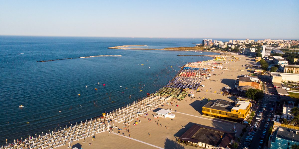 Șezlongurile dispar de pe litoralul românesc în 2026, anunță Ministrul Mediului