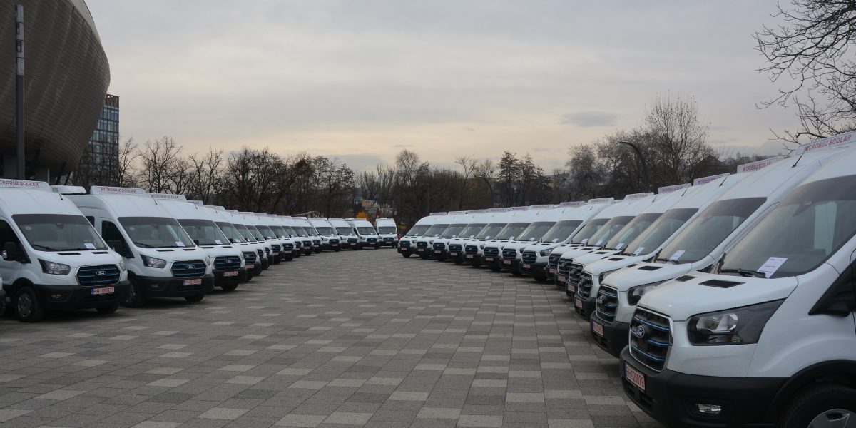 Afaceri cu microbuze: Bolojan plătește 218.000 euro, PNL Argeș acuză