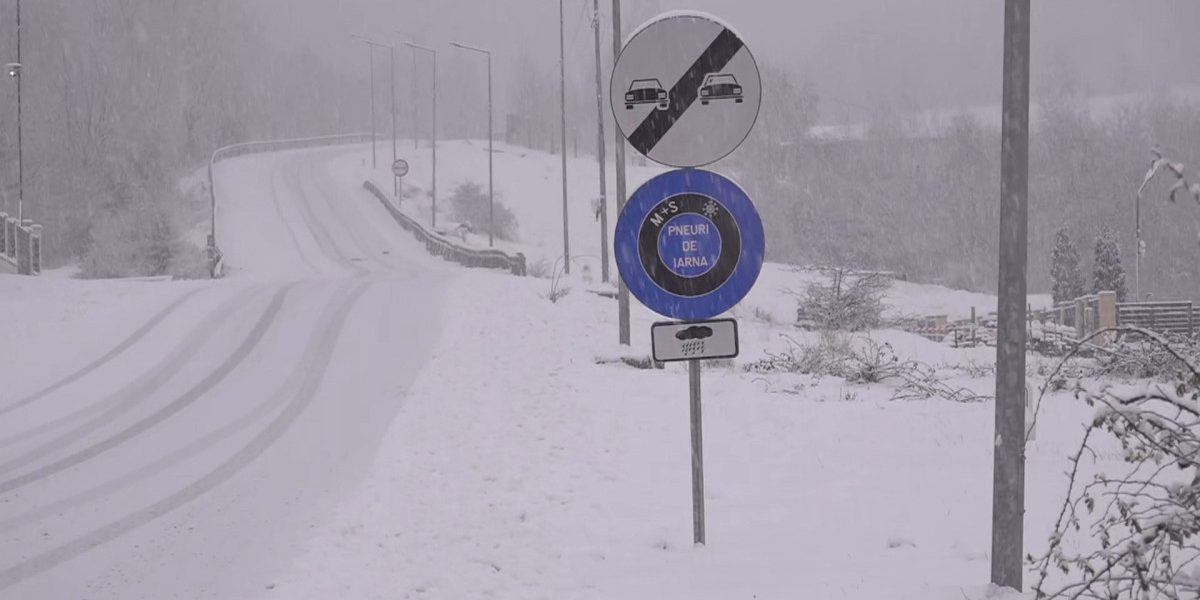 Transalpina, curățată de zăpadă: DRUMARII lucrează pe Rânca – Obârșia Lotrului. Atenție șoferi!