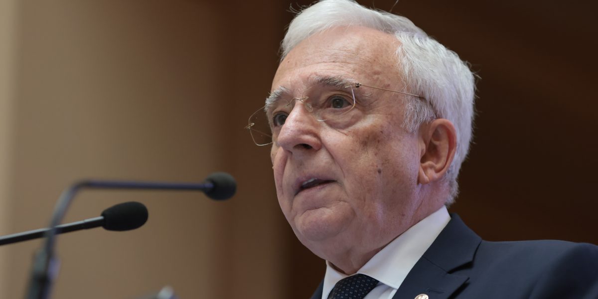 Isărescu, după weekendul cu raportul: Atacul la Robor, confuzie publică