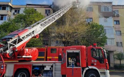 Incendiu puternic într-un bloc din Craiova: Locatari evacuați de urgență