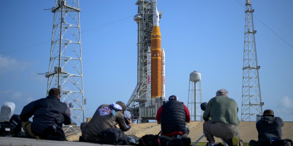 Startul testului Artemis II: Numărătoarea inversă a început Centrul Spațial Kennedy din Florida se pregătește intens pentru lansarea testului Artemis II, un pas important pentru programul spațial american