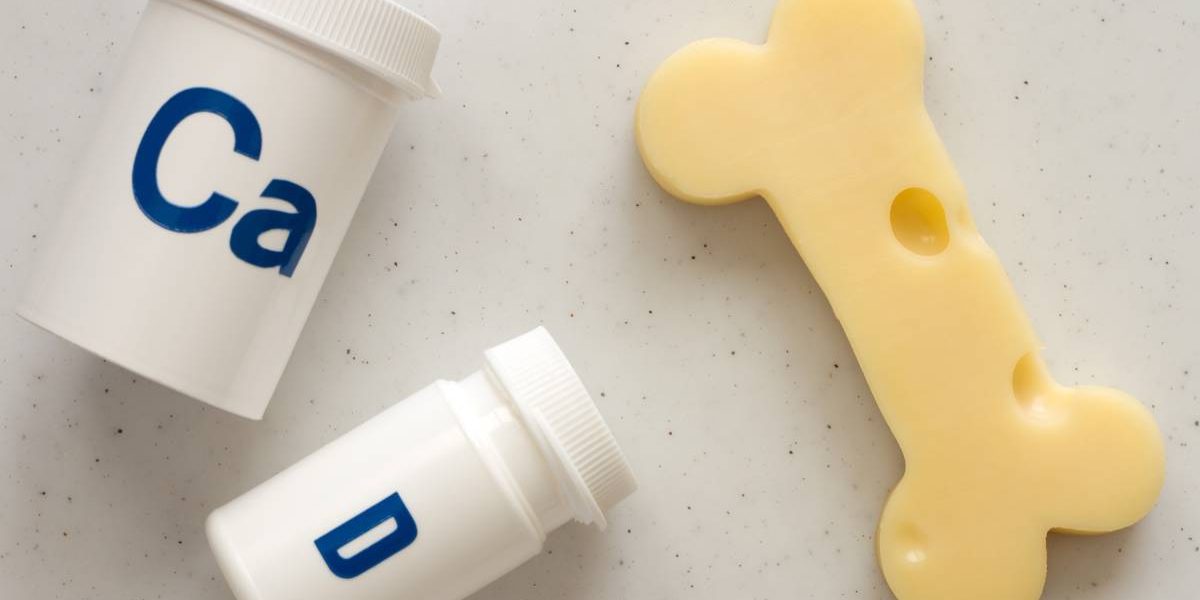 Osteoporoza, o boală silențioasă care ne subțiază oasele: Când și de ce trebuie să ne facem griji București, România – Oasele noastre pot deveni mai fragile fără să ne dăm seama, procesul fiind unul lent și insidios, care se poate opri brusc printr-o căzătură banală soldată cu o fractură