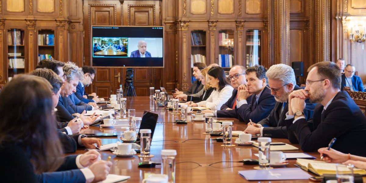 Nicușor Dan discută cu un grup despre viitorul european
