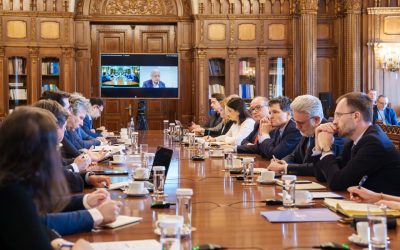 Nicușor Dan discută cu un grup despre viitorul european