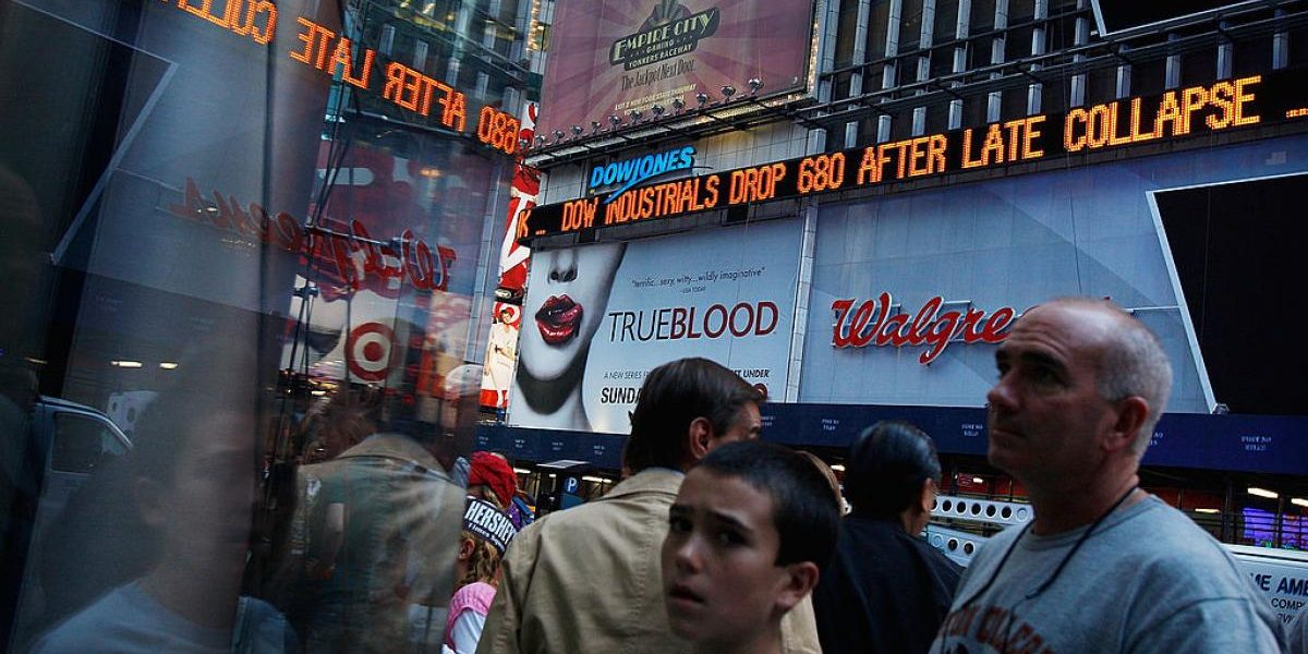 Prăbușire de aproape 700 de puncte a indicelui Dow Industrial, în timpul crizei financiare din 2008