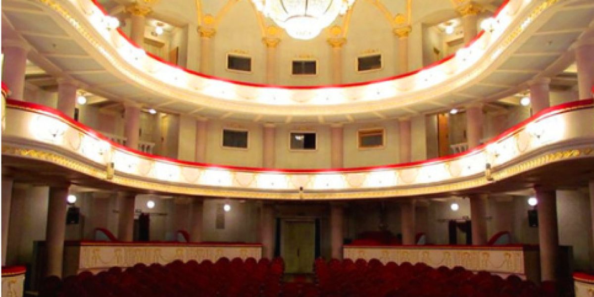 Tavanul unui teatru din Iași, prăbușit peste un actor în timpul piesei