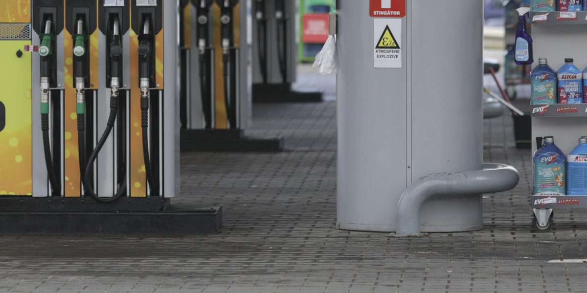 Guvernul ia în calcul reducerea taxelor la carburanți pentru a diminua efectele crizei energetice Discuțiile aprinse din Guvern se concentrează pe adoptarea unor măsuri concrete pentru a contracara efectele crizei energetice, accentuată de războiul din Iran