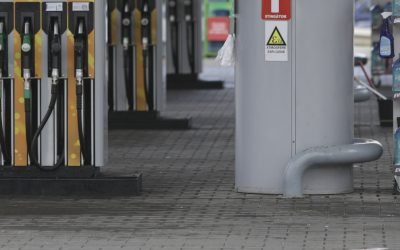 Guvernul ia în calcul reducerea taxelor la carburanți pentru a diminua efectele crizei energetice Discuțiile aprinse din Guvern se concentrează pe adoptarea unor măsuri concrete pentru a contracara efectele crizei energetice, accentuată de războiul din Iran