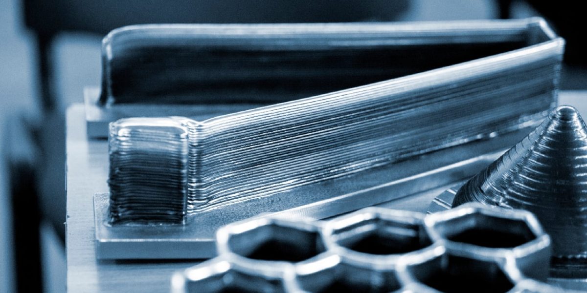 Model realizat pe o imprimantă 3D din metal. Obiect creat pe o imprimantă 3D prin topirea unui fir metalic.