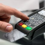 Cardul, singura modalitate de plată: Numerarul, interzis în restaurante