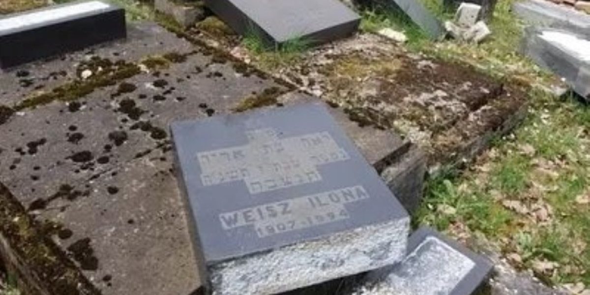 Reacție DURĂ a Ambasadei Israelului după vandalizarea cimitirului din Reghin