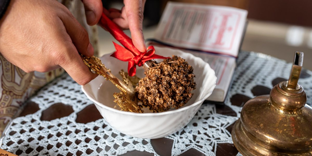 Izvorul Tămăduirii 2026: Ce faci cu Agheasma Mică? Sfaturi de la preot