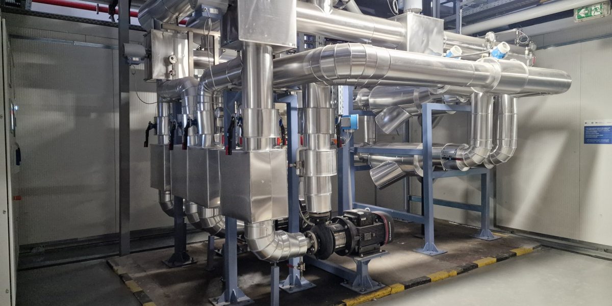 HEINEKEN România investește masiv în tehnologii verzi pentru fabricile din Craiova și Ungheni București – HEINEKEN România a finalizat o investiție majoră în tehnologii moderne la fabricile sale de bere din Craiova și Ungheni (județul Mureș), accelerând tranziția către o producție cu emisii reduse de carbon și optimizarea consumului de energie