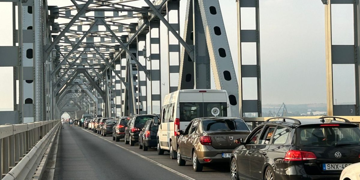 Prefectul județului Giurgiu, ION Ghimpețeanu, anunță suspendarea restricțiilor de circulație pe Podul Prieteniei Giurgiu-Ruse, începând de joi după-amiază, pentru a facilita deplasările în perioada sărbătorilor pascale