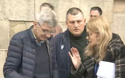 Protest la primărie: Ciucu dă afară sute de angajați
