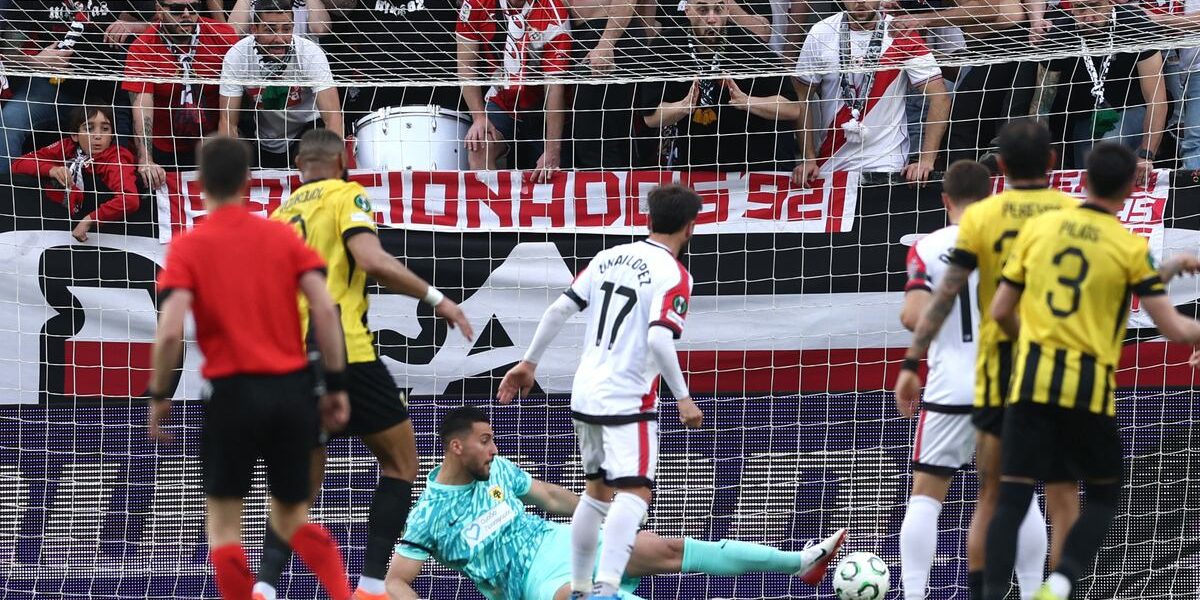 Rayo Vallecano zdrobește AEK Atena și se apropie de semifinale Rayo Vallecano a reușit o victorie categorică, scor 3-0, în fața echipei AEK Atena, într-un meci disputat pe teren propriu